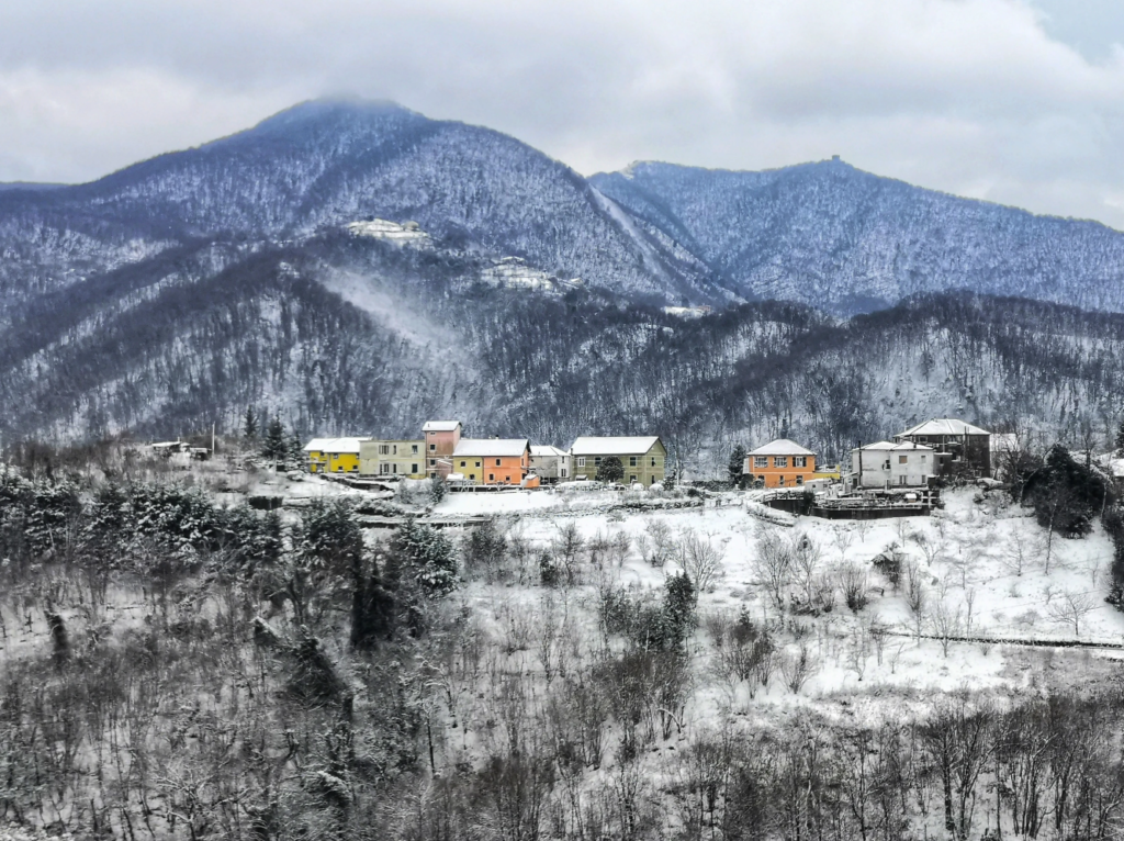 veduta del paese innevato